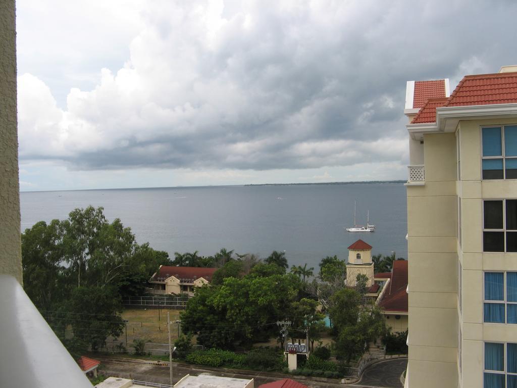 La Mirada Residence , Large 1 Bedroom Condo, Beaches , 3 Pools, Ocean Views, Fast Wifi, Netflix, Breakfast Included Lapu-Lapu City Szoba fotó